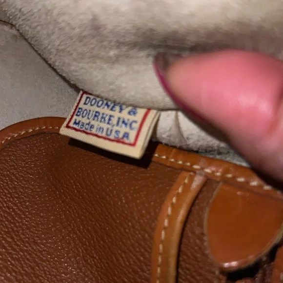 Vintage, Dooney and Bourke Handbag, Crossbody Style, All Weather leather - Picture 9 of 10